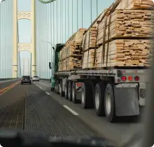 ciężarówka z drewnem na moście
