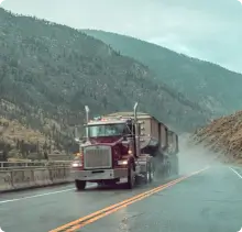 amerykańska ciężarówka w terenie doliniastym