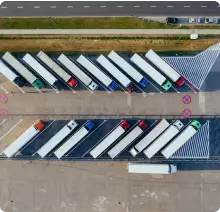 widok z góry terenu firmy i zaparkowanych ciężarówek
