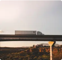 amerykańska ciężarówka przejeżdzająca przez most
